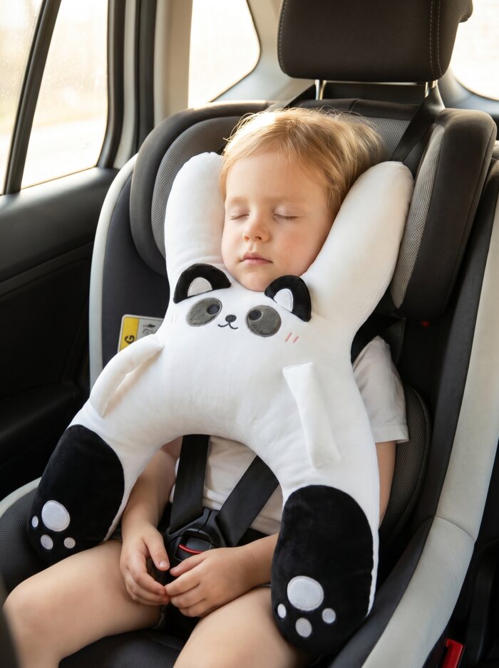 Kind schläft mit Panda-Kissen